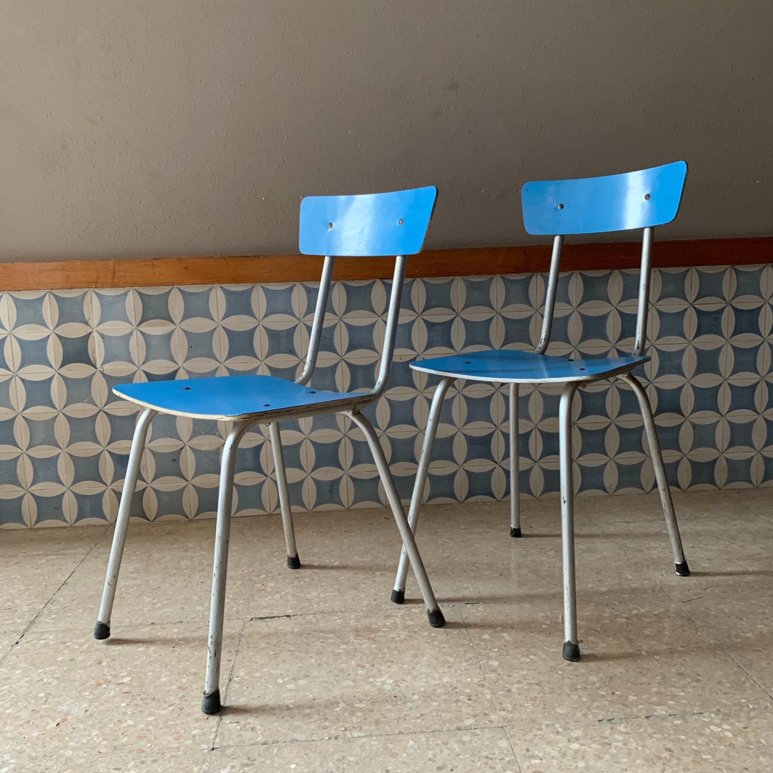 Dos sillas vintage de cocina y railite azul - Reciclandoenelatico